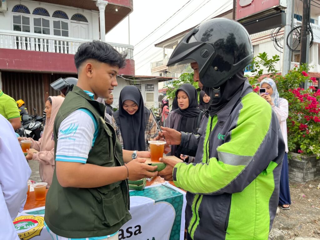LDII Padang, Berbagi Ratusan Paket Makanan Berbuka Bagi Pengguna Jalan